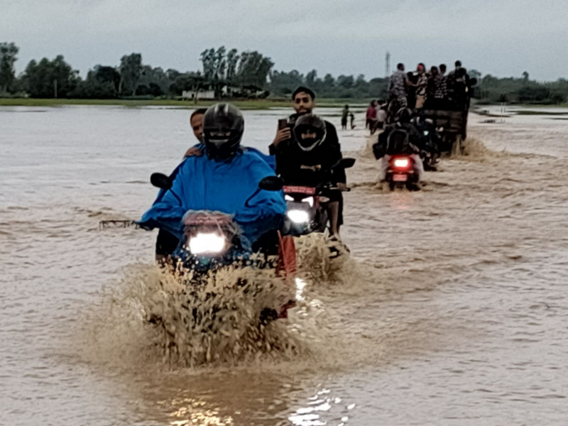 बबई नदीको बाढीले बर्दिया नेपालगञ्ज सडक अवरुद्ध (तस्वीरहरू)